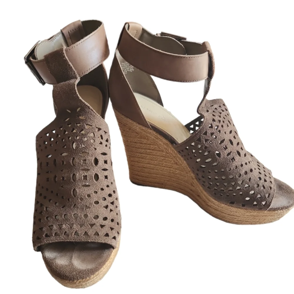 MARC FISHER taupe leather platforms. EUC